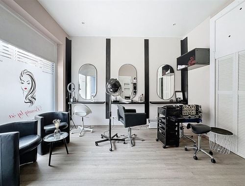                                         Rez-de-chaussée commercial à louer à Anderlecht, € 635
