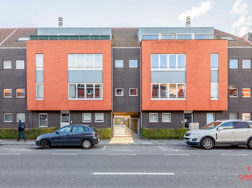 Dit instapklaar appartement , op de 2e verdieping, is zeer gunstig gelegen op een invalsweg naar Gent in de onmiddellijke omgeving van winkels, schole