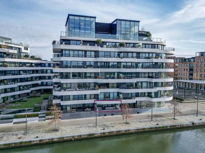 Exclusief gelijkvloersappartement met eerstelijnszicht op het water  Zuidzicht, Hasselt&lt;br /&gt;
Aan de oevers van het Hasseltse kanaal, aan het gegeerde