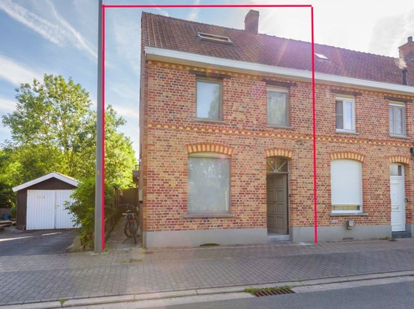 Deze halfopen woning ligt centraal in Deerlijk, op wandelafstand van winkels en scholen.&lt;br /&gt;
Bij het binnenkomen is er links een ruimte die kan dien