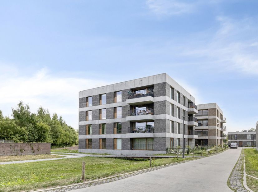TVE D3 - 00.03 Dit modern en energiezuinig gelijkvloers appartement is gelegen in Wilrijk, op wandelafstand van het gezellige centrum. Je vindt het te