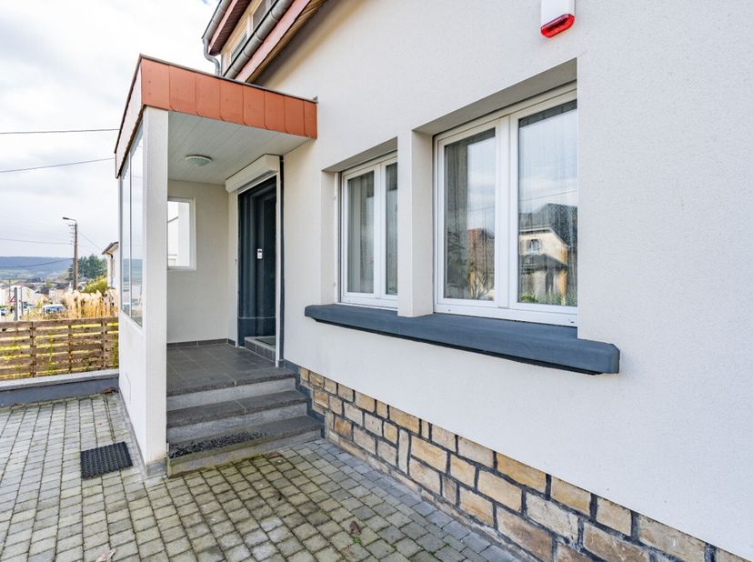 ERA B-Lux a le plaisir de vous présenter cette magnifique maison située dans un quartier calme et prisé de Virton. Vous serez charmé par ses grands vo