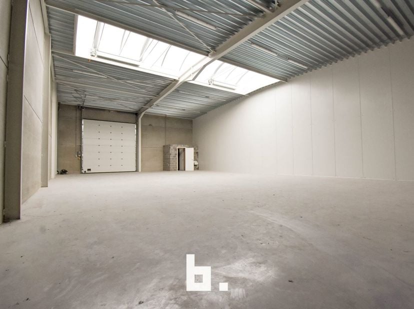 Het ruime nieuwbouwmagazijn (170m²) met gepolierde betonvloer bevindt zich in het industrieterrein te Moorslede.&lt;br /&gt;
Uitrusting:&lt;br /&gt;
- Nieuwbouw i