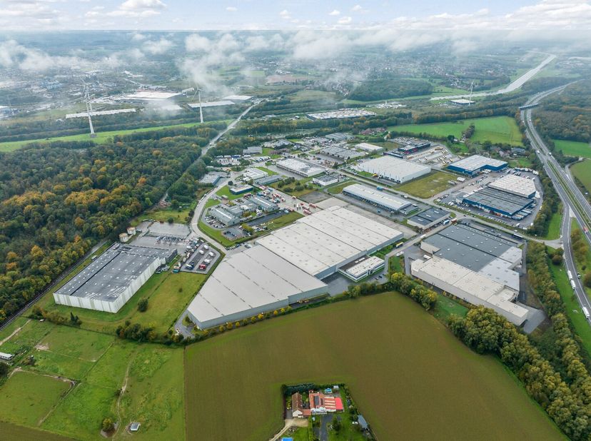 Il s&#039;agit d&#039;un entrepôt logistique bien situé à moins d&#039;1 kilomètre des entrées et sorties de l&#039;autoroute E19.&lt;br /&gt;
L&#039;entrepôt a une superficie de 25