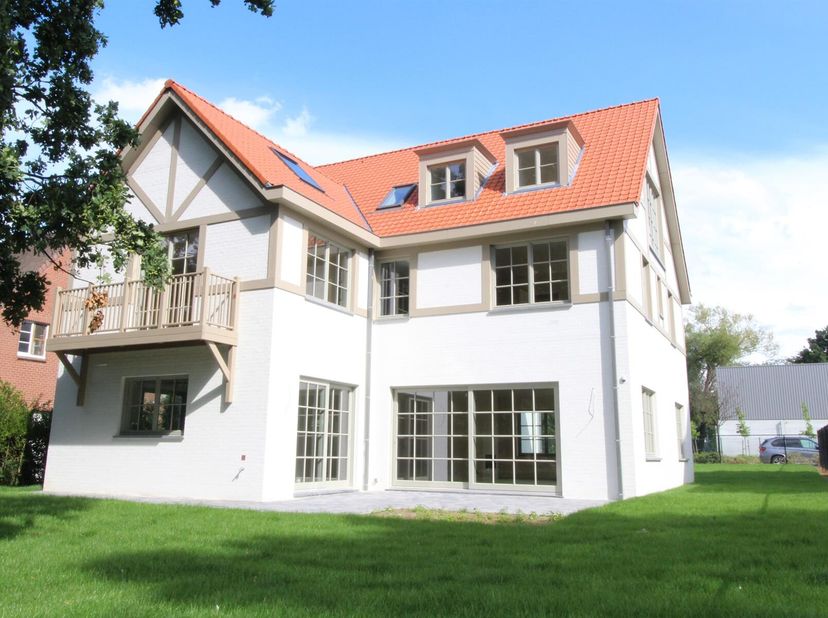WOLUWE-SAINT-PIERRE, vlakbij Stockel: schitterende VILLA (5bed/4bath) van 440 m² op een prachtig perceel van 10 are. Het bestaat uit een inkomhal met