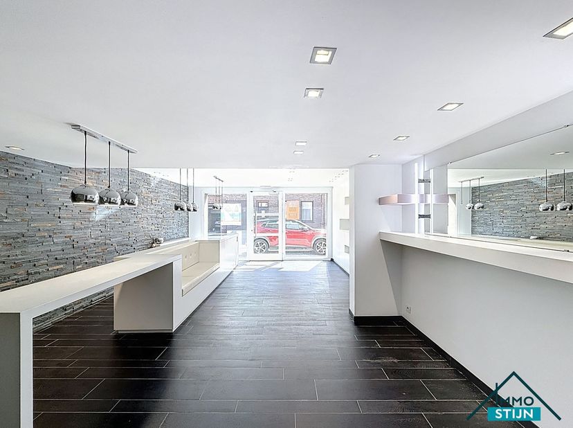 Bien professionnel à louer
                    à 8211 Aartrijke