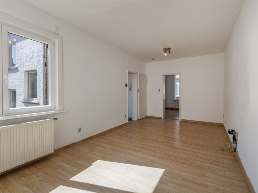 Maison à vendre avec 3 chambres, 2 salles de bains et une terrasse ensoleillée dans le centre d&#039;Ypres. La maison est située dans la Lange Meersstraat