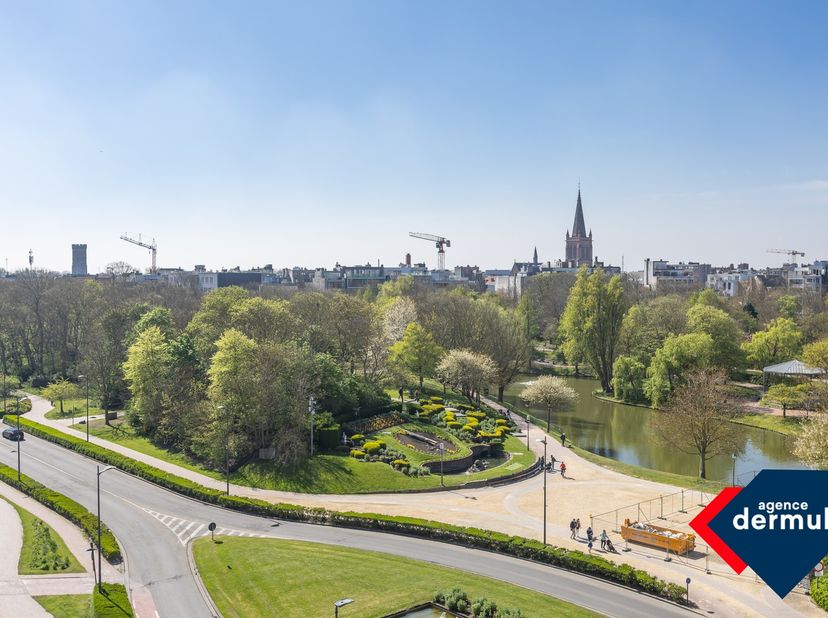 Welkom in Residentie Ter Westpoorte, waar comfort, locatie en uitzicht samenkomen. Dit gerenoveerde appartement is gelegen op de zevende verdieping en