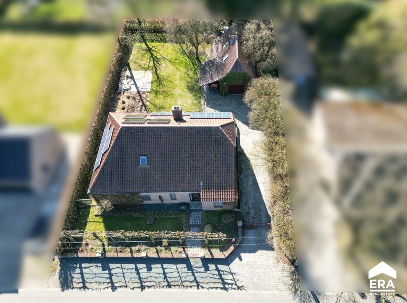 Deze charmante woning met maar liefst 6 slaapkamers, waarvan 2 op het gelijkvloers, en daardoor perfect voor een groot gezin bevat een bewoonbare oppe