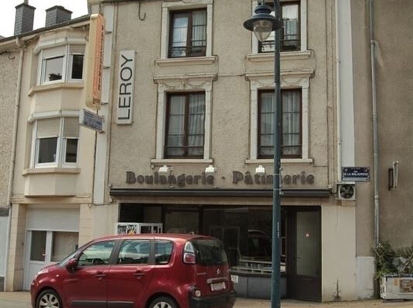 Gebouw voor gemengd gebruik ligt dichtbij het centrum van Bouillon-sur-Semois.&lt;br /&gt;
Het geheel bestaat uit een commercieel gelijkvloers +/- 130 m², e