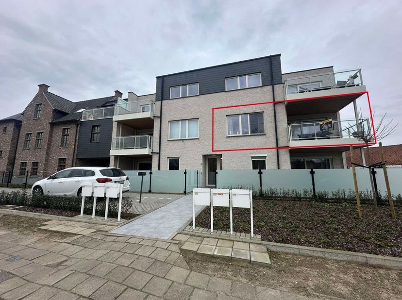Dit ruim en lichtrijk 2 slaapkamer appartement is net buiten het stadscentrum van Bree gelegen. Door deze locatie zijn allerlei winkels, restaurants,