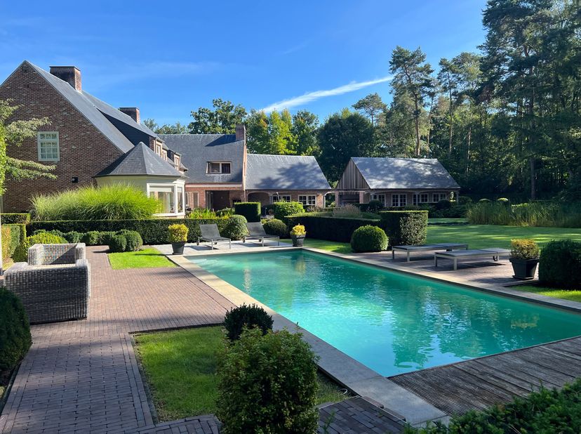 Tegenover kasteeldomein Hof ter linden, deze prachtige villa met bijgebouwen en zwembad op ca. 5.945m².&lt;br /&gt;
Indeling gelijkvloers:&lt;br /&gt;
Via de inko