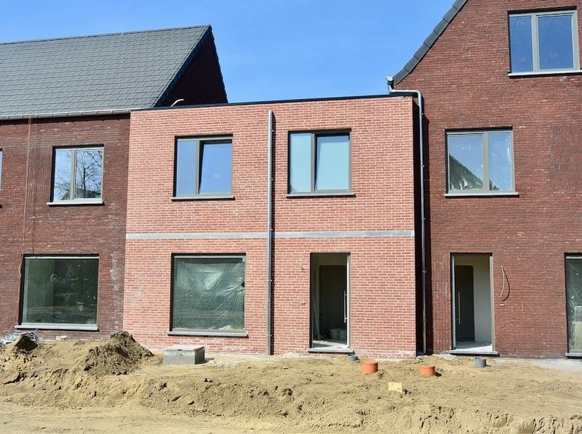 Nieuwbouwwoning in een nieuw woonproject met 3 slaapkamers !&lt;br /&gt;
&lt;br /&gt;
Inkom , apart toilet , woonkamer met open keuken , berging .&lt;br /&gt;
Verdiep :