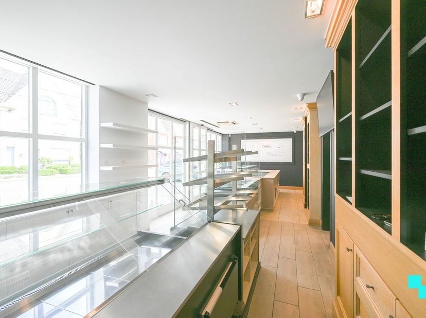 Deze instapklare eigendom in het centrum van Nieuwenhove (Waregem) biedt maar liefst 495 m² bruikbare oppervlakte (volgens EPC-attest) op een zonnig e