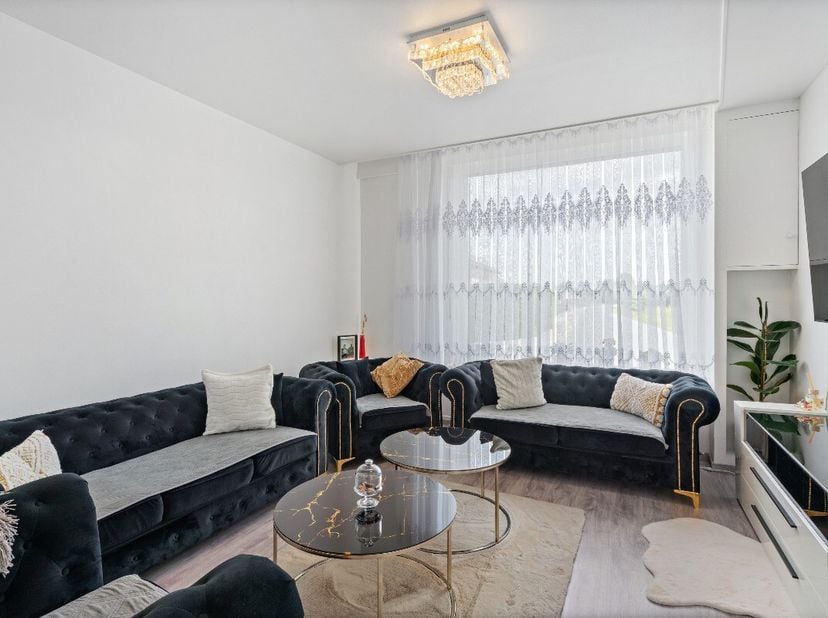 Ruime deels gerenoveerde woning met tal van mogelijkheden in het landelijke Meerbeke Op zoek naar een woning met ruimte én potentieel? Deze instapklar