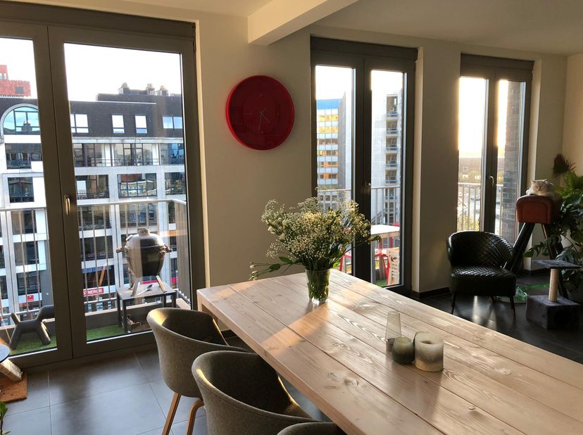 Dit prachtige appartement gelegen op het levendige Eilandje te Antwerpen komt te huur vanaf april 2022. Het appartement is gelegen op het 5e verdiep e