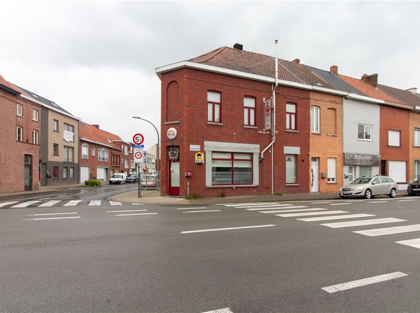 Droom jij van een eigen zaak in de bruisende stad Kortrijk? Dit is je kans!&lt;br /&gt;
Wij bieden te huur aan: een charmant volkscafé met woonst, gelegen i