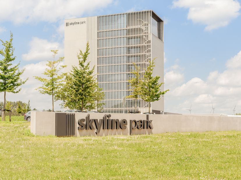 Situé dans le Skyline Park d&#039;Izegem, cet espace de bureau exclusif est proposé dans un environnement de travail inspirant et de haute qualité avec de