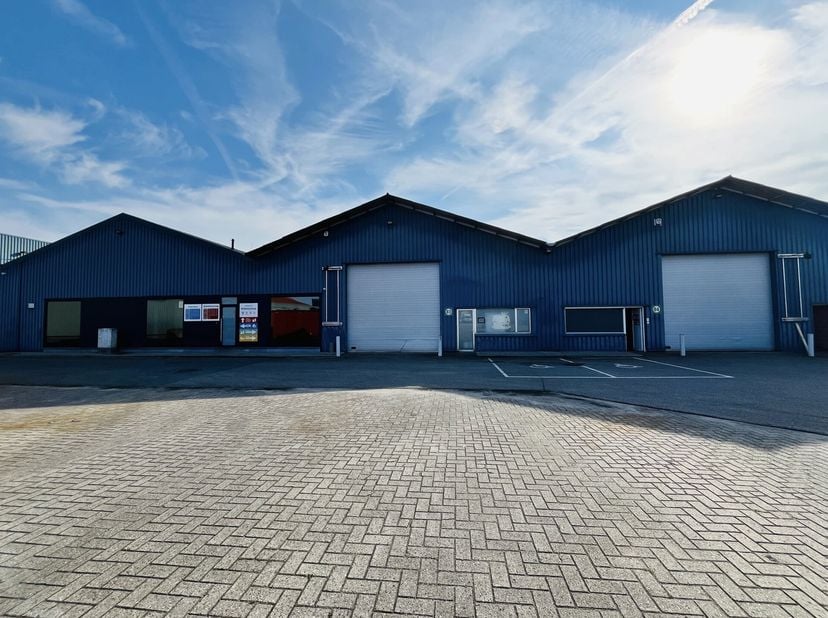 Gelegen op het bedrijventerrein in Malle aan Delften 23, langs de Zoerselbaan. Dit biedt een uitstekende verbinding tussen Malle en Zoersel, in de pro