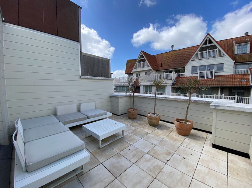 GEMEUBELD: Lichtrijke en en recent gerenoveerde penthouse met ruim zuidgericht terras van 19m2, op wandelafstand van het strand en de winkels.&lt;br /&gt;
H