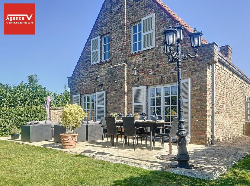 Deze karaktervolle villa is gunstig gesitueerd op een mooi perceel van 711m²  gelegen in het rustige &quot;Stene&quot;. Deze villa beschikt over 4 slpkrs en  ge
