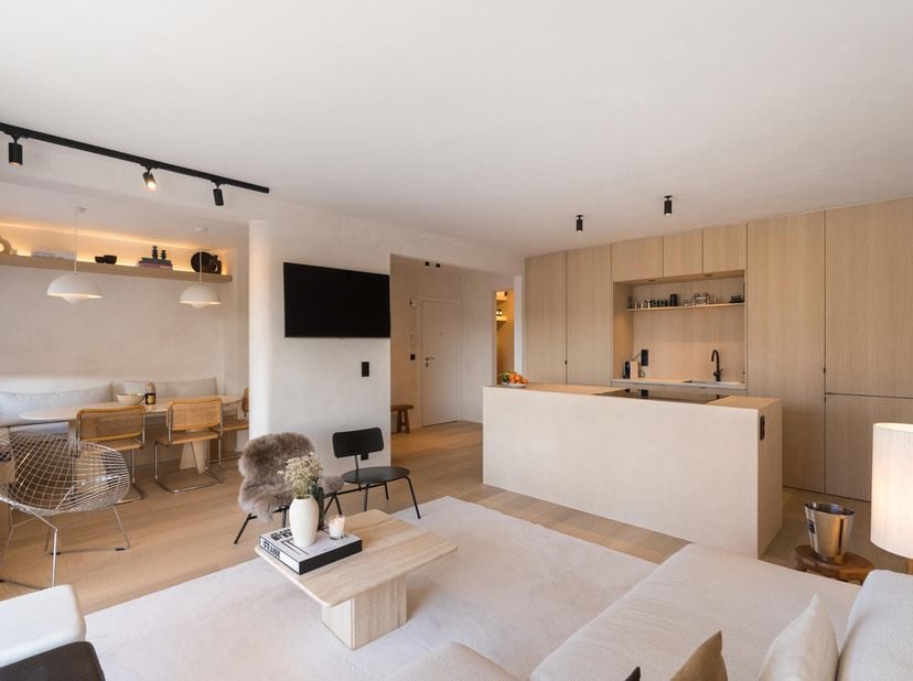 AUDERGHEM, à proximité de nombreuses facilités et du Val Duchesse. Magnifique APPARTEMENT (2ch/1sdd) entièrement rénové en 2020 avec terrasses. Situé