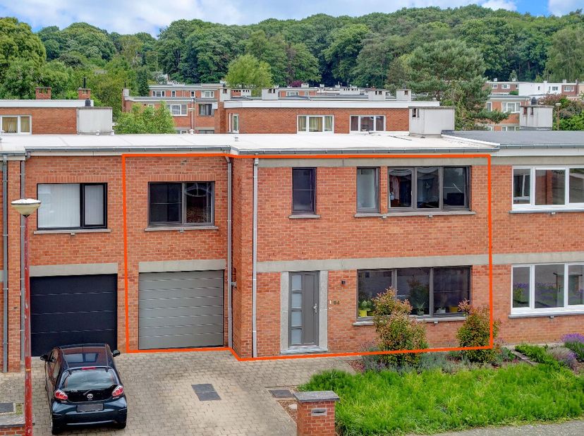[[ CE BIEN PARTICIPE À LA JOURNÉE MAISONS OUVERTES ERA LE 14/6 DE 11:00 À 12:00 ]] Maison de 4 chambres entièrement rénovée avec garage, située dans u
