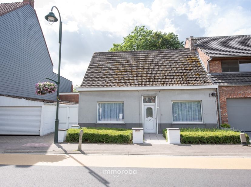 Halfopen woning gelegen in het pittoreske Machelen ( Zulte). De woning heeft volgende indeling: gang, leefruimte, gesloten keuken met gasfornuis, badk