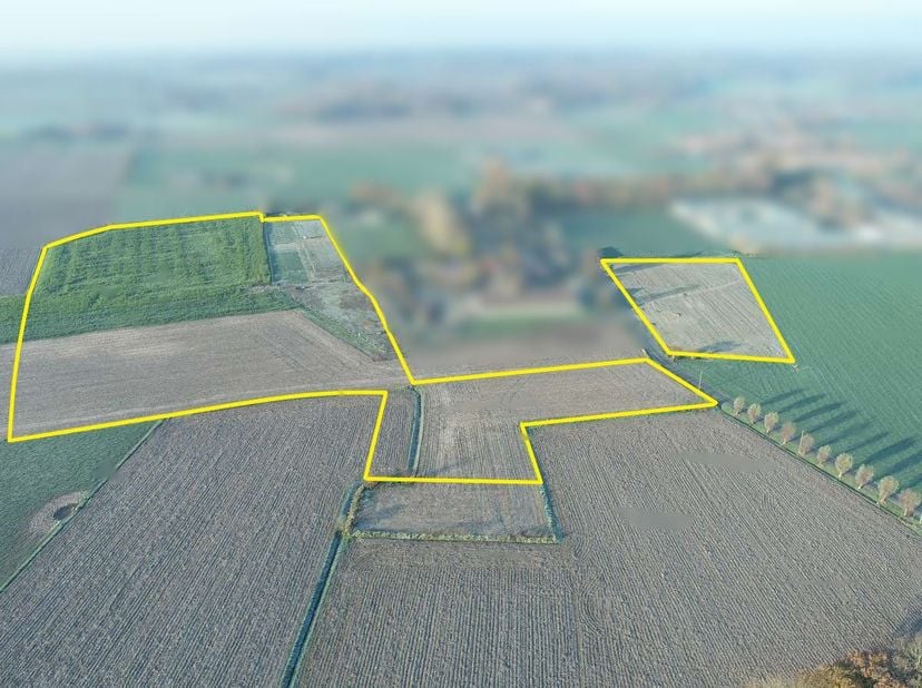 Deze blok landbouwgrond wordt te koop aangeboden in Aalter. &lt;br /&gt;
Het betreft akkerland met een oppervlakte van 4ha 89a 19ca. &lt;br /&gt;
&lt;br /&gt;
Kenmerken