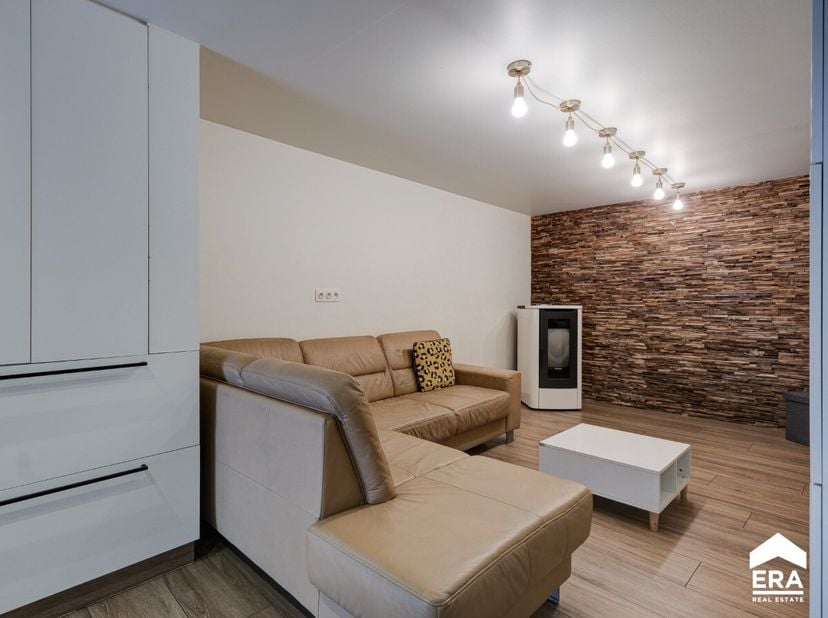 Deze charmante stadswoning met een bewoonbare oppervlakte van 111m² (volgens opgave EPC), verdeeld over drie verdiepingen, is de ideale instapwoning.