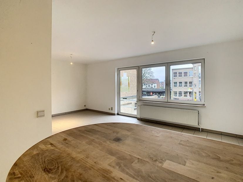 Leuk 1 slaapkamerappartement op de 2e verdieping van een klein gebouw, in het centrum van Tervuren.&lt;br /&gt;
&lt;br /&gt;
Inkomhal (3m²),  met aansluitend de w