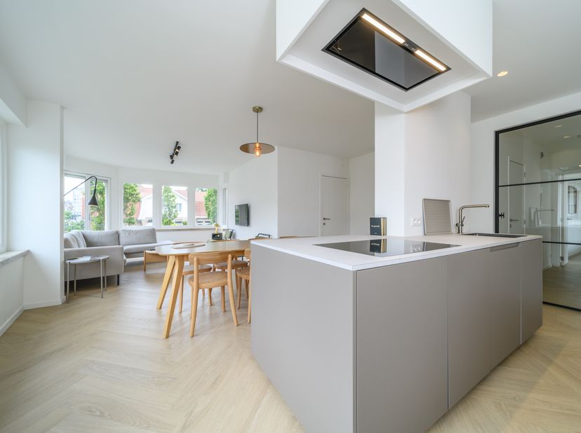 Palend aan de Houtsaegerduinen, op wandelafstand van de Markt, winkels en horeca, vinden we dit recent gerenoveerde appartement te koop in De Panne. I