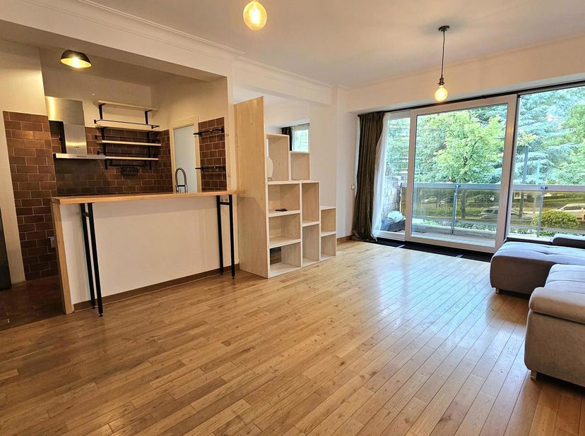 UCCLE- A proximité du parc Brugmann dans une rue sans issue et au calme, lumineux Studio de +/- 68m² (PEB) comprenant un vaste hall d&#039;entrée avec plac