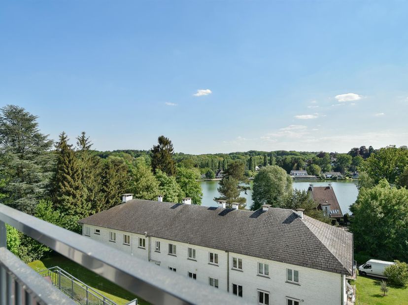 TRIOR Rixensart vous propose ce magnifique appartement entièrement rénové en 2018 au 2ème étage/2 d&#039;un immeuble avec ascenseur situé sur la frontière