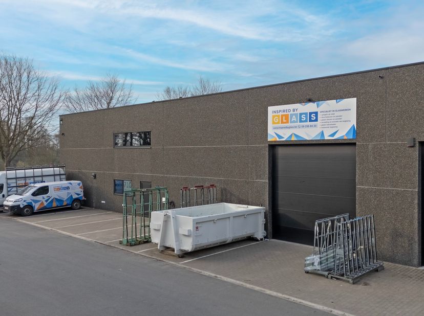 Deze volledig uitgeruste KMO-unit biedt een combinatie van functionele magazijnruimte en hoogwaardige kantoorvoorzieningen, ideaal voor bedrijven die
