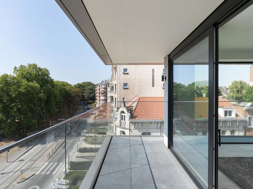 WOLUWE-SAINT-PIERRE, idéalement niché sur la plus belle avenue de Bruxelles, face au parc de Woluwe, magnifique APPARTEMENT NEUF de haut standing (3Ch