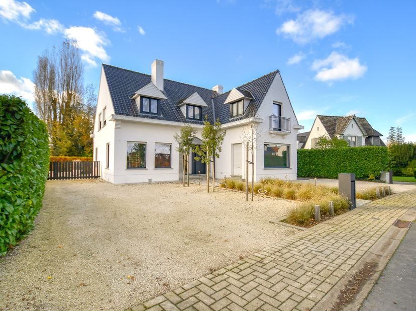 Stijlvol en ruim wonen met praktijk/bureaumogelijkheden in een rustige omgeving.&lt;br /&gt;
Aan de rand van Oedelem, vlakbij Assebroek (Brugge), bevindt zi