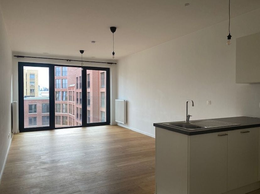 Appartement met 2 slaapkamers te huur gelegen naast de Brusselse hotspot &#039;Gare Maritime&#039;. Dit appartement is vlot bereikbaar met het openbaar vervoer