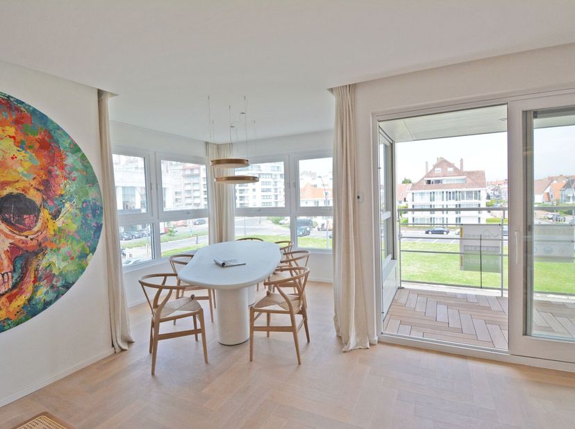 Ruim luxueus gerenoveerd appartement op een 2e verdieping in een stijlvolle villa residentie op top locatie aan het Casino van Knokke en dus vlak bij