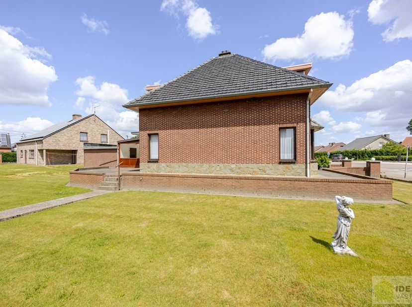 CHARMANTE EN TE RENOVEREN EENGEZINSWONING MET 4 SLAAPKAMERS OP EEN KNAP PERCEEL EN GEGEERDE LOCATIE !! Zeer goed onderhouden woning van maar liefst 14
