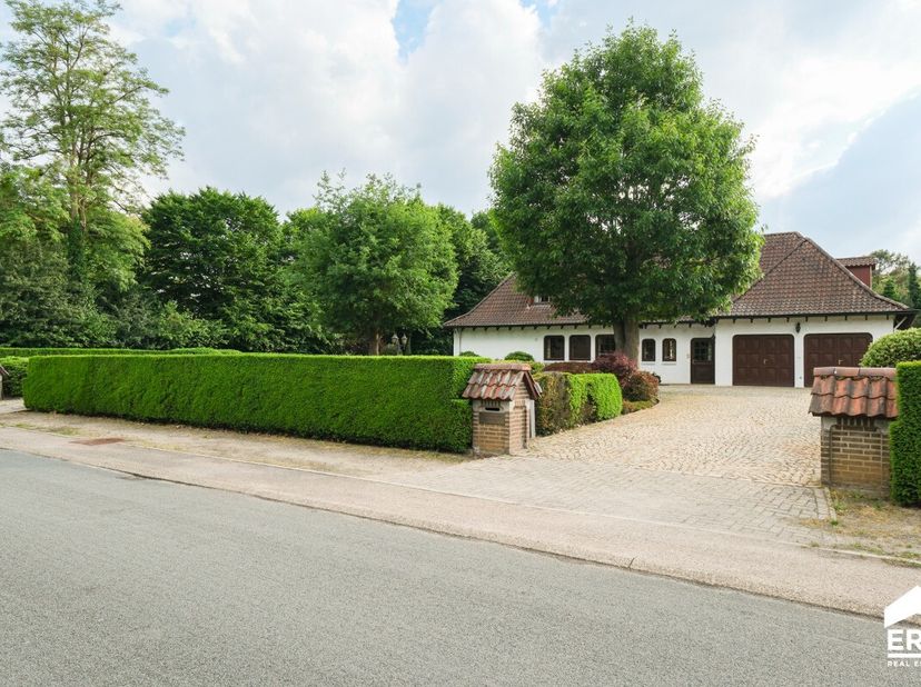 Karaktervolle villa, gebouwd in 1980, met uitzonderlijke woonoppervlakte op een prachtig perceel van 25a 50ca (straatbreedte 37m50) te Houthalen.Voor