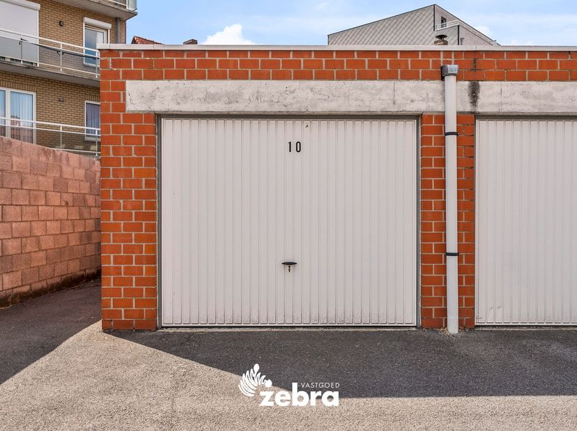 Deze makkelijk toegankelijke garagebox is gelegen in een afgesloten garagecomplex te centrum Roeselare en is vlot bereikbaar via verschillende belangr