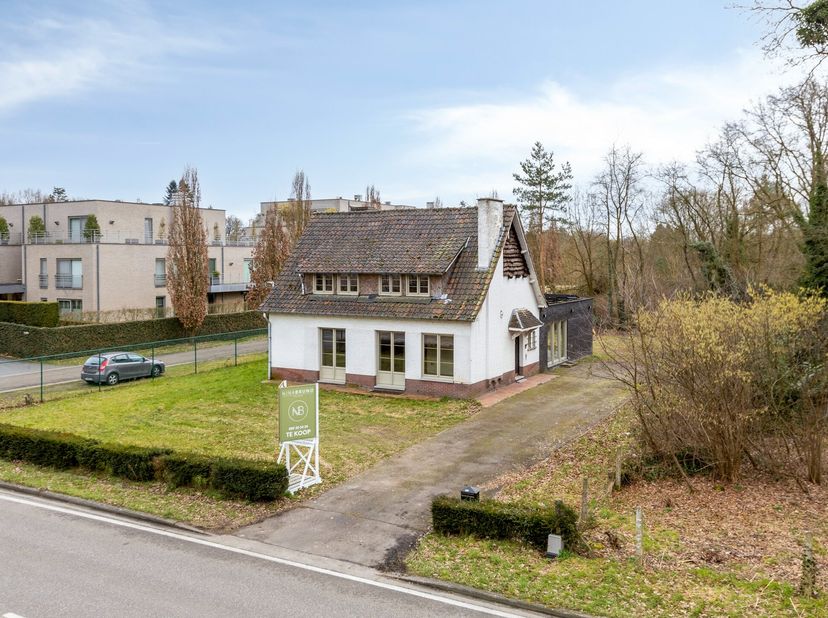 Deze woning ligt op de verbindingsweg tussen Hasselt en Genk, aan de toegangspoort van het domein van Bokrijk. Het is een charmante woning/villa, waar