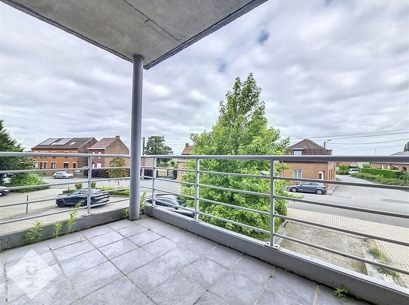 Disponible pour le 1er septembre prochain, découvrez ce spacieux appartement 3 chambres idéalement situé à Dottignies, proche des axes et au calme.&lt;br