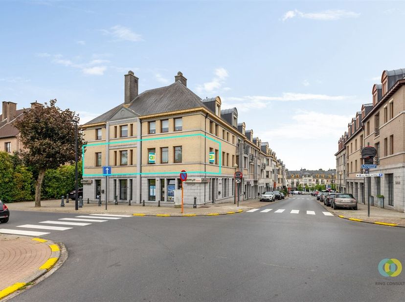 In het hart van Wemmel, aan de Markt, vindt u dit lichtrijke en instapklare hoekappartement met twee slaapkamers dat u volledig naar eigen smaak kunt