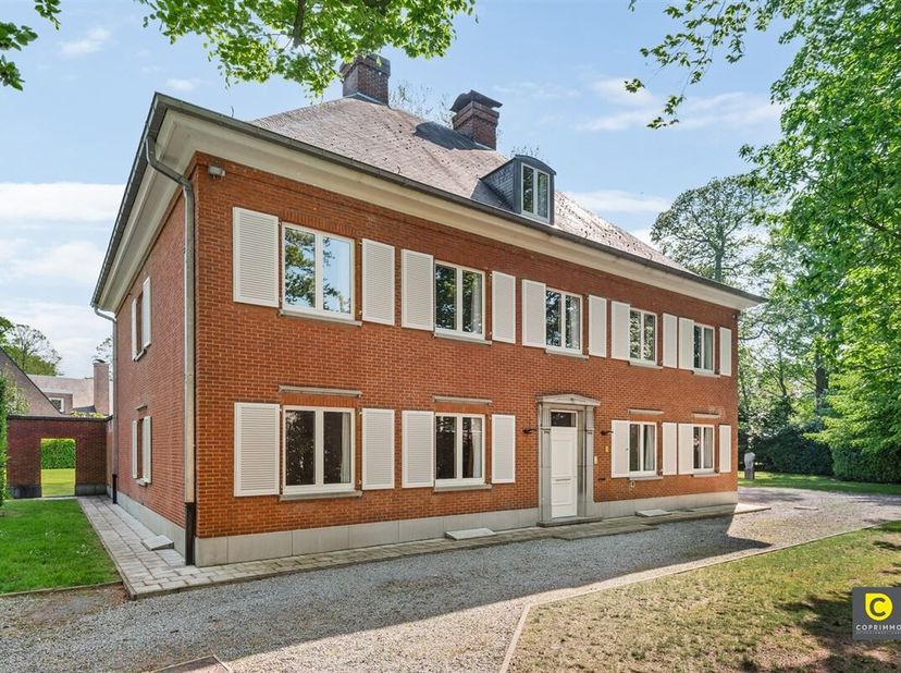 Villa de caractère sur un terrain unique d&#039;environ 4.200 m² à Wilrijk, Steytelinckpark.&lt;br /&gt;
Dans le coeur vert de Wilrijk, au milieu du domaine idyl