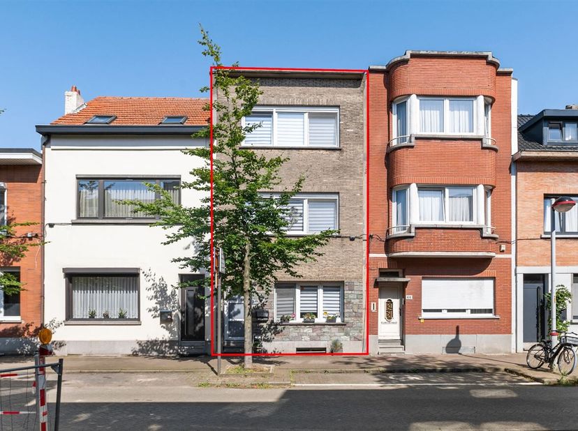 Instapklare woning met 3 slaapkamers en ruime tuin op gegeerde locatie!&lt;br /&gt;
Ligging: Deze lichtrijke woning is centraal en gunstig gelegen tussen de