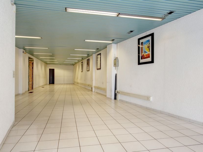 Ruim kantoor / handelspand te huur in een van de meest centrale winkelstraten in Boom.&lt;br /&gt;
Op het gelijkvloers is er een ruim handelspand met achter