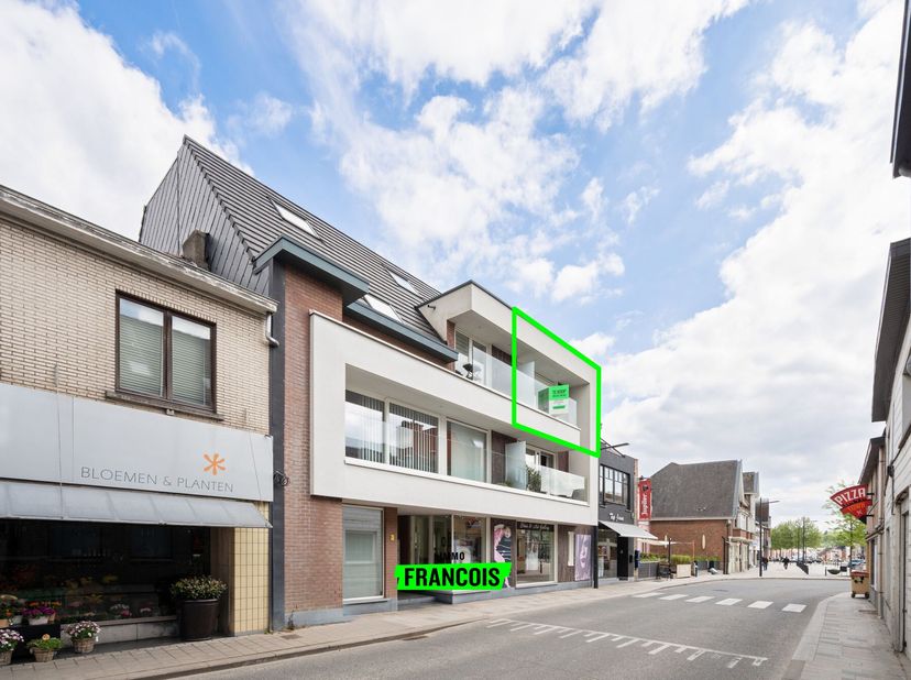 Découvrez ce magnifique appartement en duplex traversant avec 2 chambres, situé à un emplacement exceptionnel au cur de Sint-Lievens-Houtem. Ce bien p