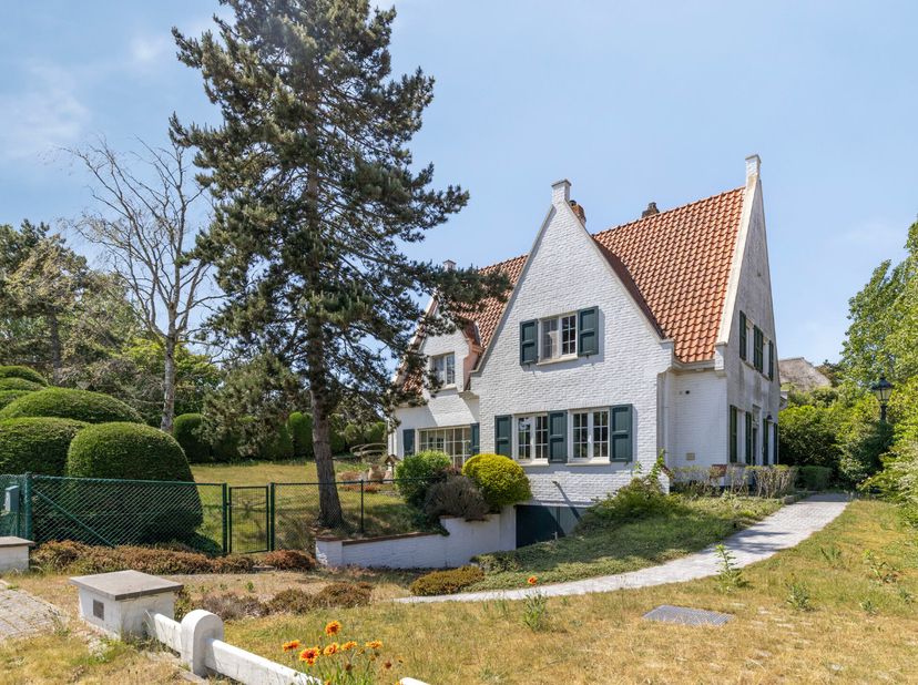 Gelegen in het hart van de exclusieve Simli-wijk in Nieuwpoort-Bad, biedt deze instapklare villa een unieke combinatie van comfort, ruimte en privacy.